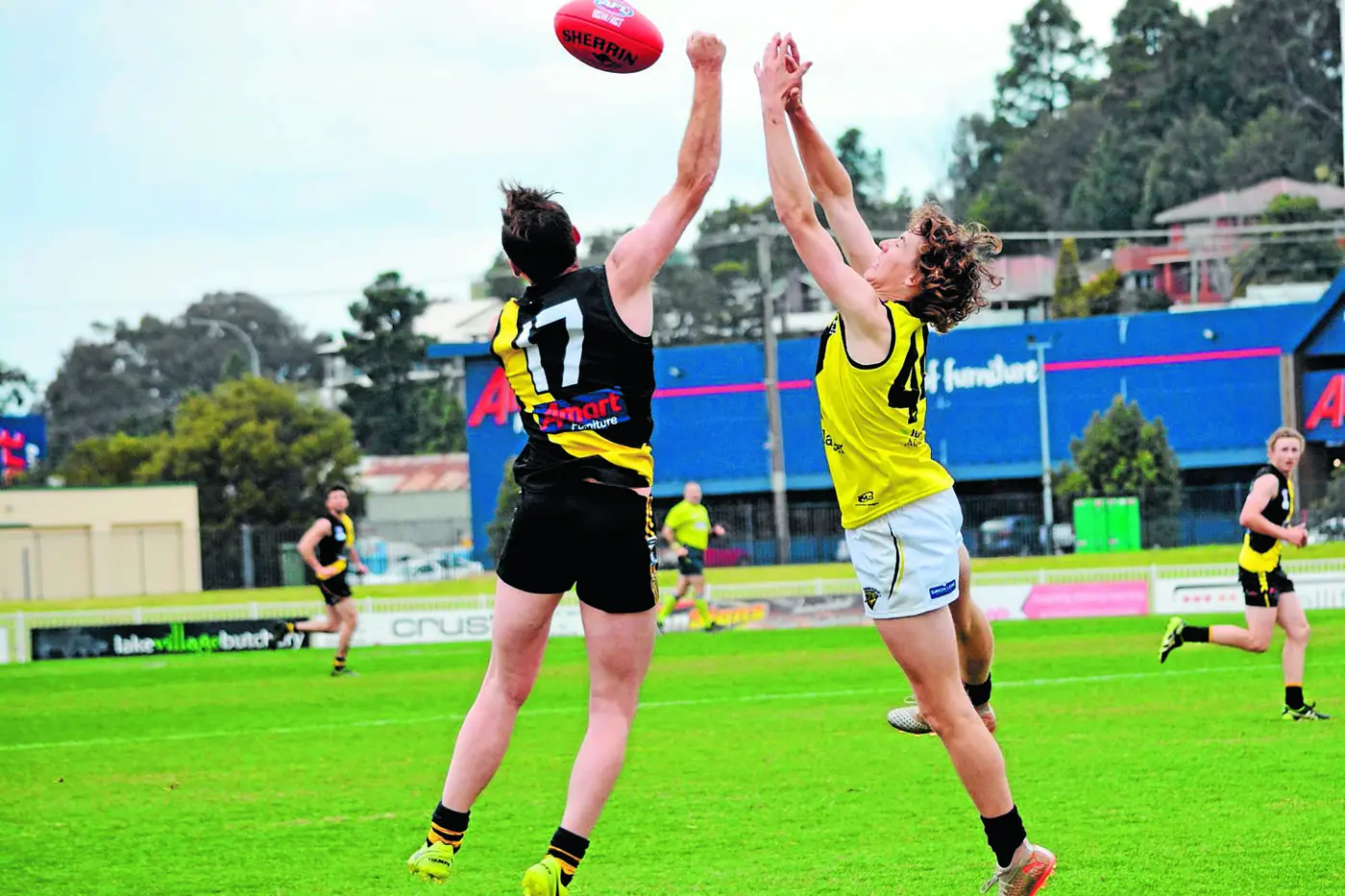 Osborne\\u2019s Jamie Parr (right) contests the ball against Wagga Tigers in the opening game for the 2020 Gallagher Riverina Championships on Saturday. Photo Maryanne Chant.