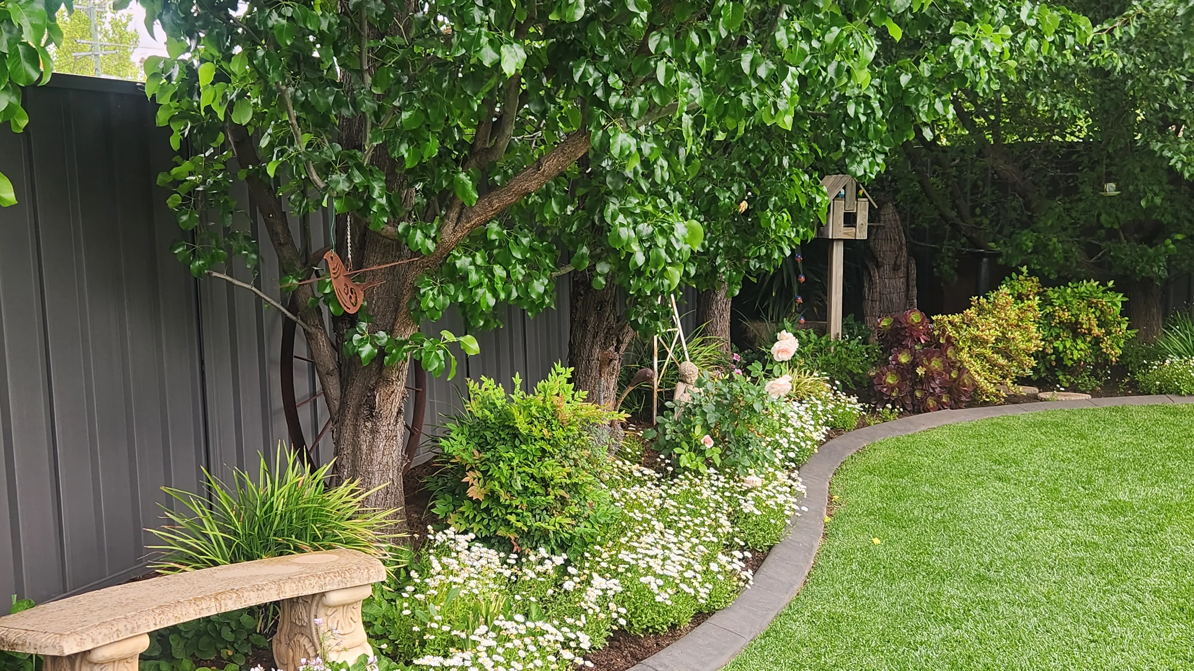 Garden enthusiasts brave rain