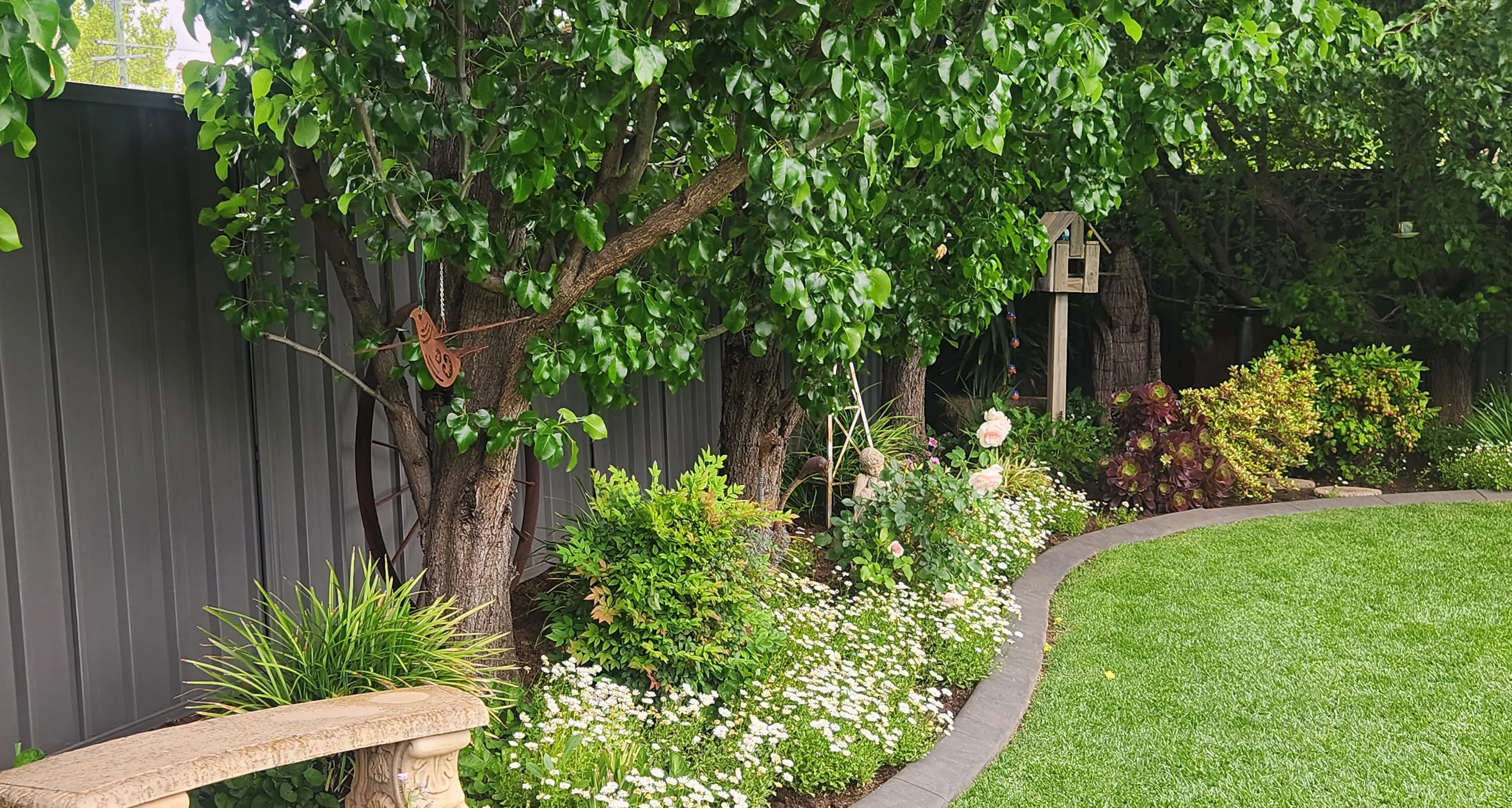 Garden enthusiasts brave rain