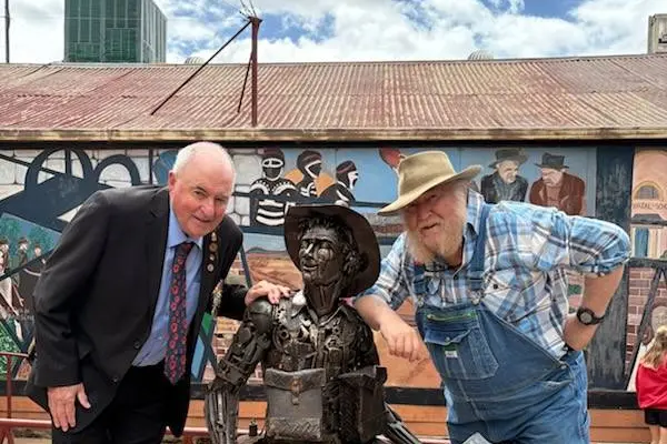 <p>Coolamon RSL Sub Branch president Alan Smith, artist Andrew Whitehead with the WW2 digger.</p>\\n