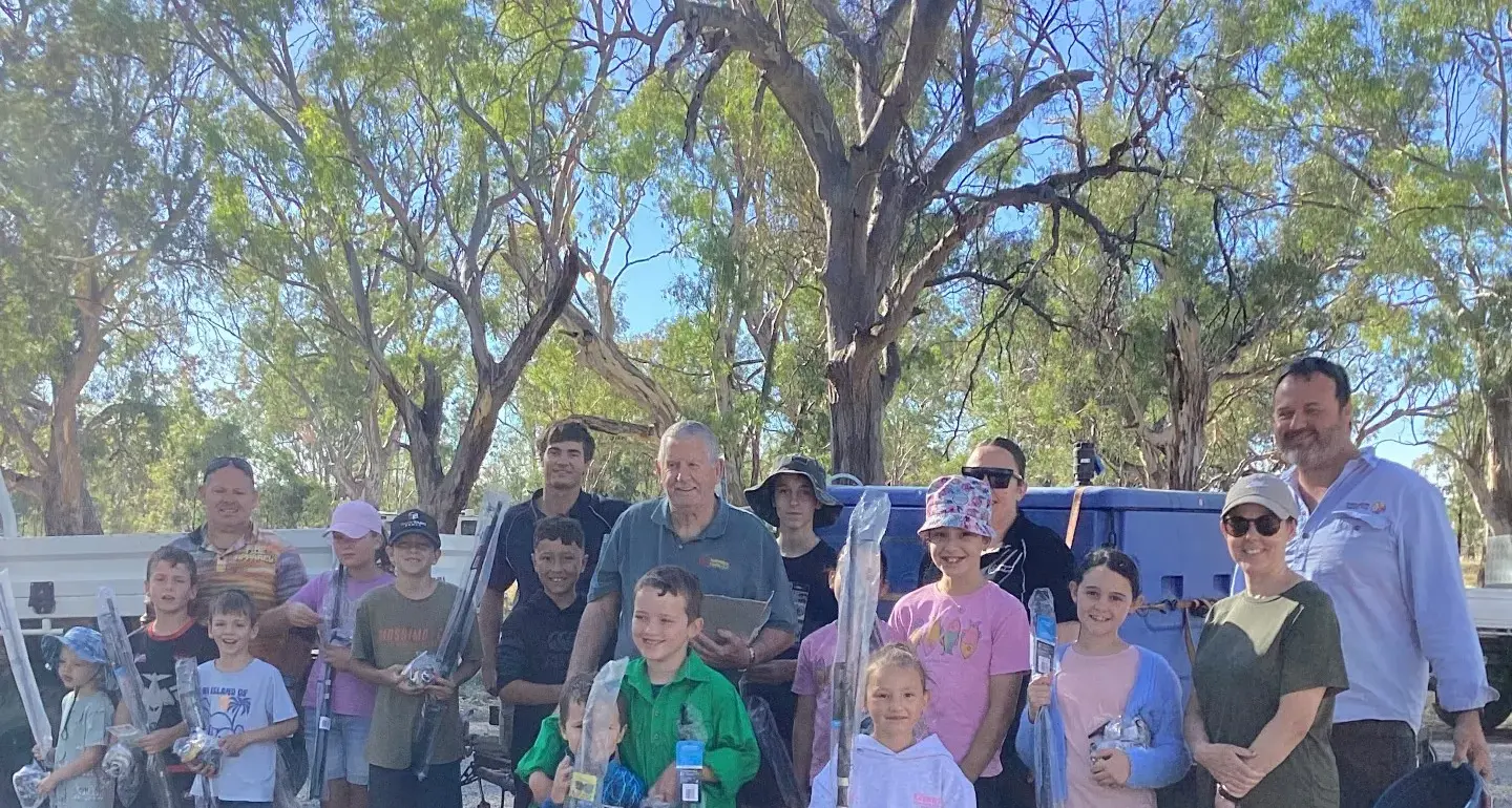 Release of thousands of Golden Perchfingerlings into Murrumbidgee River
