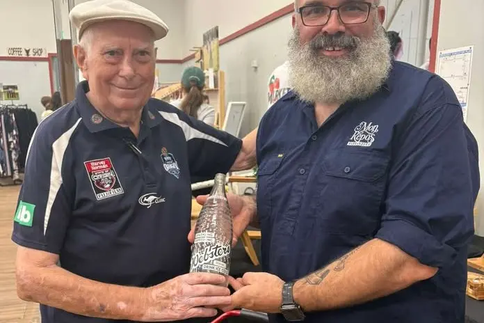 <p>Scott Rowlings from Mon Repos, Narrandera, presenting Eddie Barnes with the Websters cordial bottle.</p>\\n