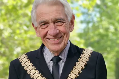 <p>Mayor Neville Kschenka.</p>\\n